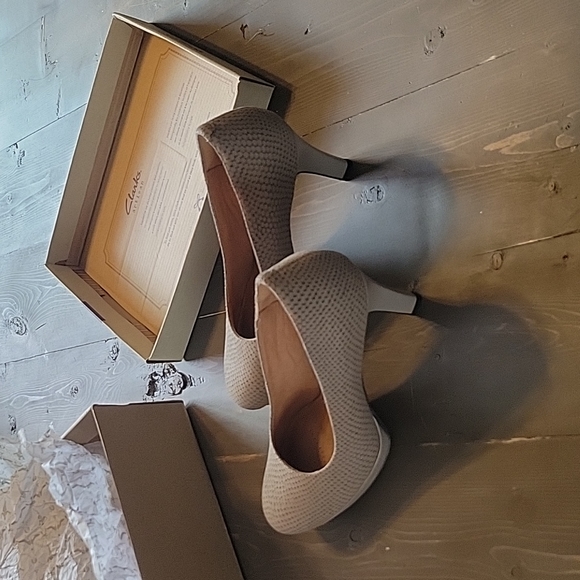 Clarks Shoes - Clarks Artisan Heels - Delise Bliss Light Grey Nubuck